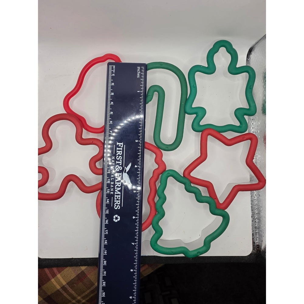 Christmas Cookie Cutter Set 7 Pc Red Green Holiday Shapes Plastic Comfort Grip - Picture 3 of 3